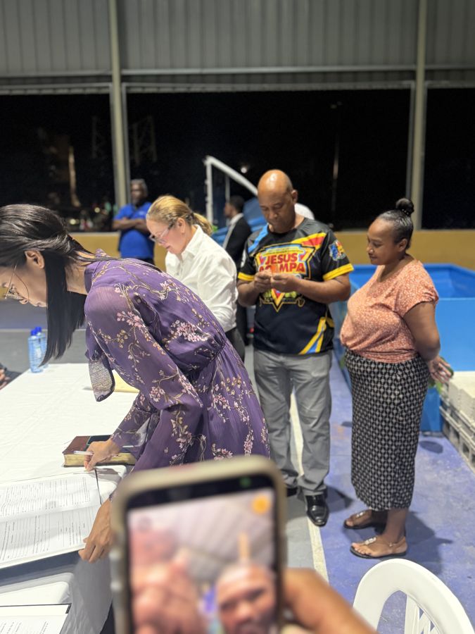 Momento de firma durante la campaña