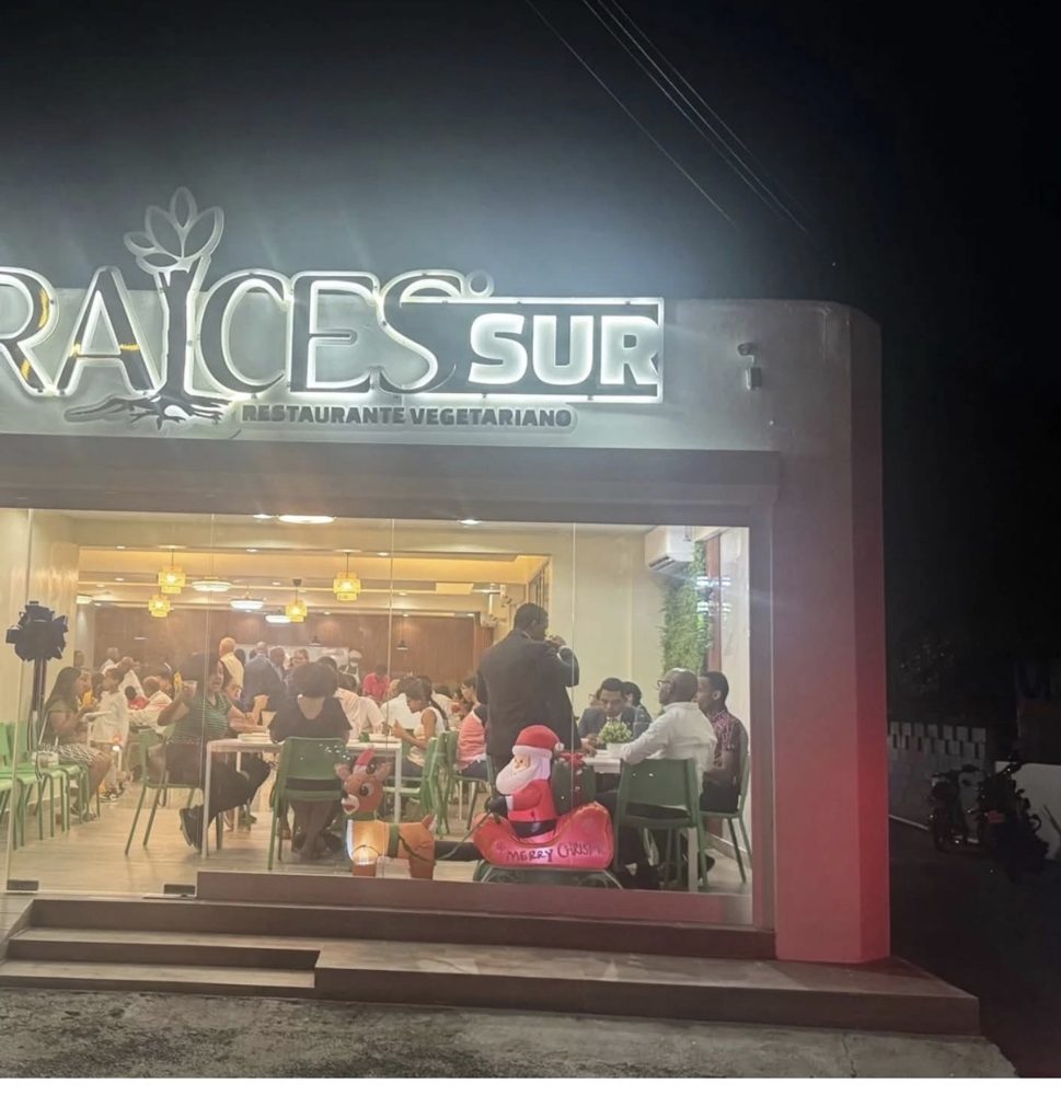 Fachada del restaurante vegetariano Raíces Sur de noche
