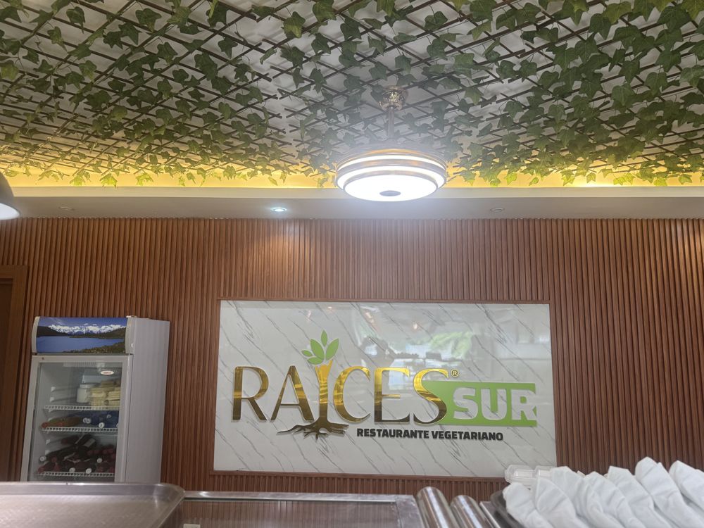 Rótulo de Raíces Sur junto a la nevera